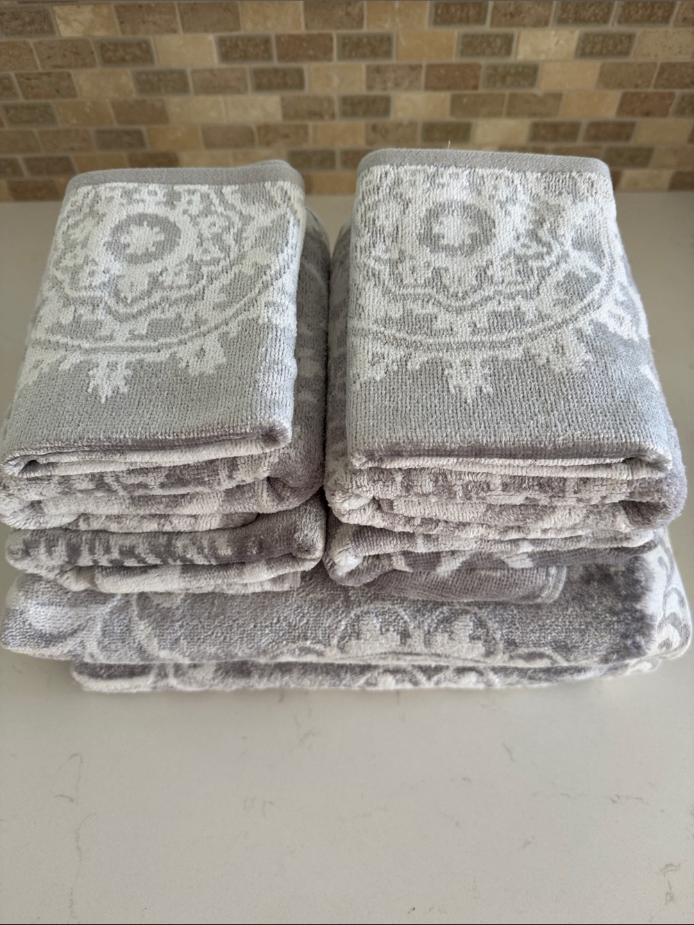 Tahari Gray and White Jacquard Hand Towel Set NWOT